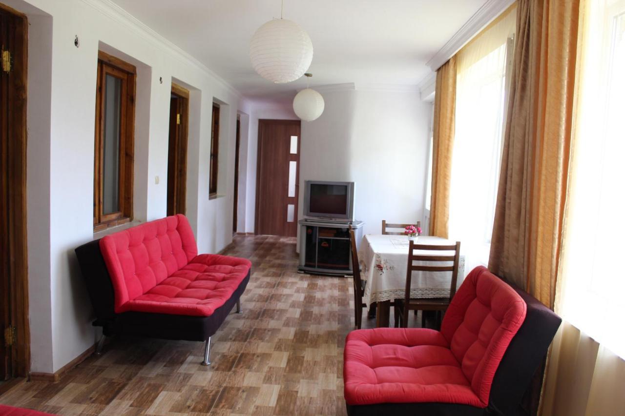 Guest House Racha Ambrolauri Esterno foto