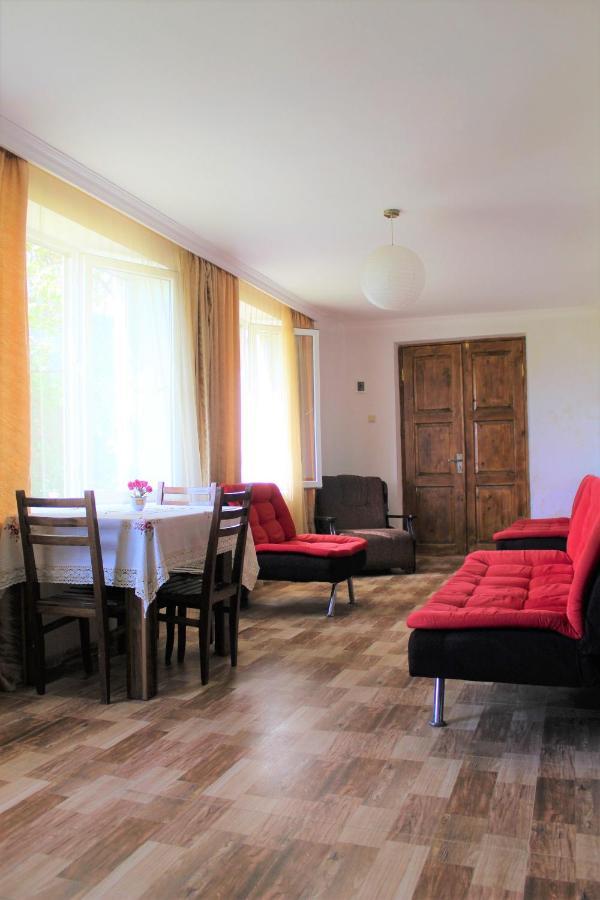 Guest House Racha Ambrolauri Esterno foto
